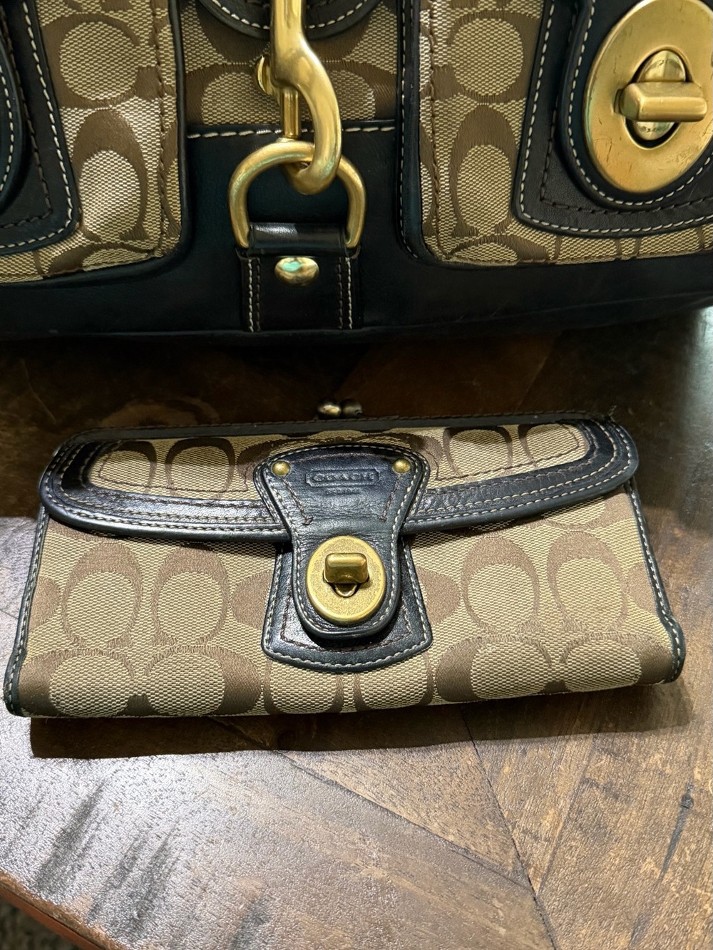 Coach Legacy Signature Canvas Leather Shoulder Bag w/matching wallet - Picture 2 of 16